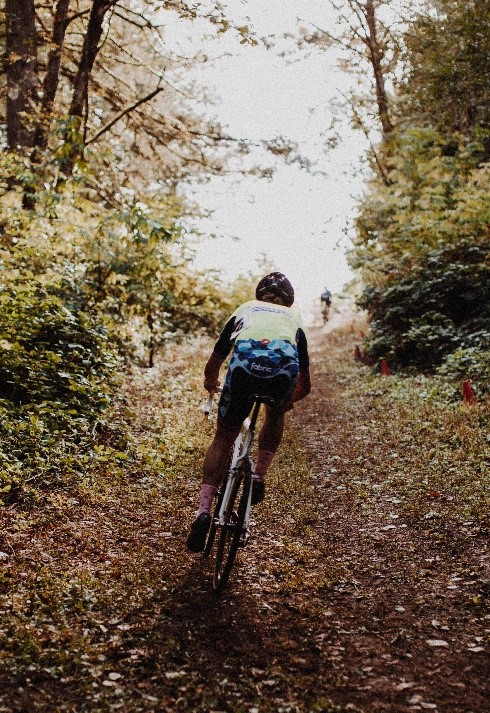 Mountainbiker op trail