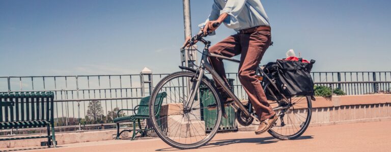 Man fietst op stadsfiets