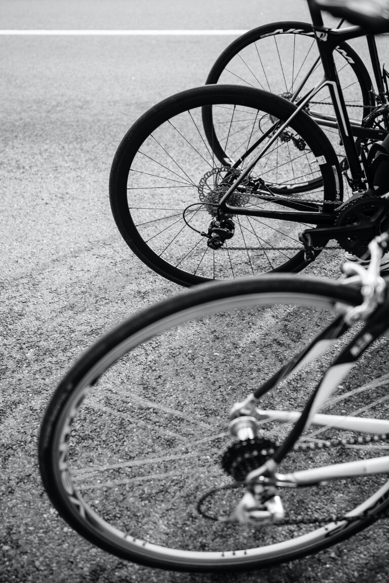 Zwart-wit foto van drie racefietsen