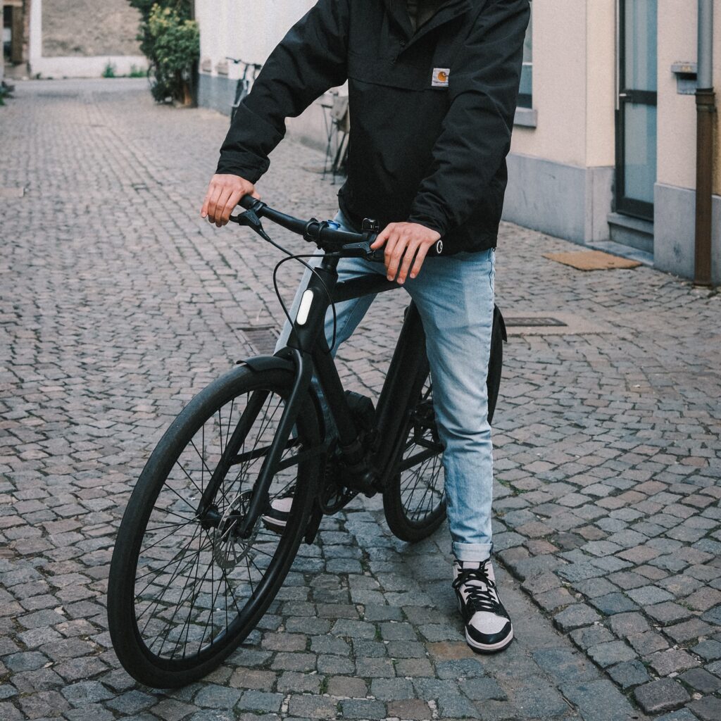 Man op elektrische fiets